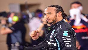 Lewis hamilton hat so viel vermögen angehäuft, dass er jetzt der reichste britische sportler aller zeiten ist. Lewis Hamilton Im Mercedes Anzug