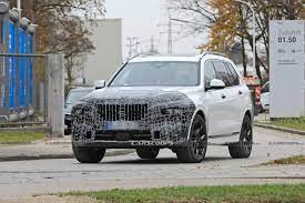 Hey guys, in today's video we will be discussing the design of the all new 2022 bmw x7 which i'd going to be coming out early next year. 2022 Bmw X7 Facelift Prototype Shows Hints Of Brand S New Controversial Facial Design Direction Carscoops