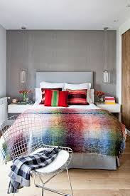 Eğer yatak başlığınız yeniyse ve değiştirme seçeneğiniz yoksa, yatak başının dayalı olduğu duvara tablo, ayna veya perde asarak bu. Buse Terim Yatak Odaniz Icin Parlak Dekoratif Fikirler