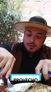 Disfrutando Chancho a la Cruz en Sucre, Bolivia