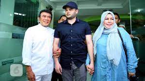 E f e ridho ilahi. Tangis Rhoma Irama Pecah Saat Jemput Ridho Rhoma Dari Tahanan Showbiz Liputan6 Com