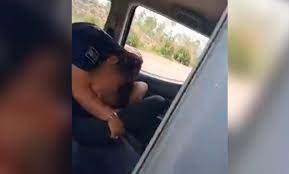 En una zona aislada, lejos de la vista de la población, los agentes policiales creyeron estar a salvo de miradas indiscretas, pero se equivocaron. Pvtwygtdstcr8m