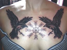 Karen se incorporo con el recién bautizado munin en brazos y se dirigió hacia la cabaña. Helm Of Awe With Hugin Munin Tattoo Raben Tattoo Skandinavisches Tattoo Wikinger Tattoo