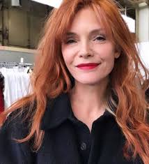 Michelle pfeiffer is no exception to this phenomenon. Michelle Pfeiffer Shows Off Her Cherry Red Hair From Filming New Movie French Exit