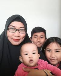 Keseharian ga bisa lepas dari anak yang sudah ga bayi ini. Saat aa dan  teteh sekolah, papa kerja, anak cantik ini yang selalu nemenin mama.  Menikmati setiap detiknya karena masa ini hanya