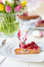 Gefaltete servietten sorgen für das gewisse etwas an besonderen feiertagen. Kreativ Servietten Falten Fur Die Ostertafel Mit Roombeez Trytrytry