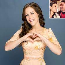 Erin Krakow Advancing Relationship With Co Actor And Making Him Her Boyfriend A Work Place Dating Affair Ta Erin Krakow When Call The Heart Jack And Elizabeth