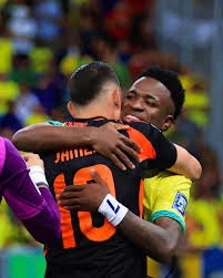 UN ABRAZO QUE EMOCIONÓ AL MADRIDISMO. 😍 James Rodriguez y Vinicius Jr,  abrazándose en un juego de eliminatorias entre Brasil vs Colombia. Ambos  han ganado ligas, ambos han ganado 2 Champions y