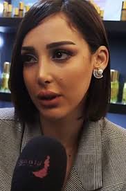 كان أول وزير دولة للشؤون الخارجية بدولة الإمارات العربية المتحدة كان من أوائل مؤسسي أركان وزارة الخارجية وإداراتها وحاملي راية رسالة. Ø¨Ø³Ù…Ø© Ø¨ÙˆØ³ÙŠÙ„ ÙˆÙŠÙƒÙŠØ¨ÙŠØ¯ÙŠØ§