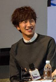 Oyuncu ama çok popüler dizilerde oynamadı sanırım. Lee Kwang Soo Wikipedia