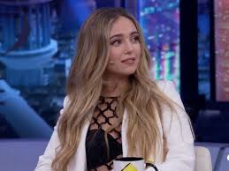 Rocco hunt e ana mena, un bacio all'improvviso: Ana Mena Explica Su Incidente Con El Tampon En El Hormiguero