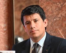 Sa mai punem si poze fara makeup, fara filtre si somnoroase ca altfel ne  intalnim pe strada si nu ne recunoastem. "intr-o lume plina de flori de  plastic, fii floare in asfalt"