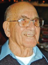 There's that left hand again! Yet another example of how Gene  characteristically gestured in still photos in order to convey some  activity. I love Frank and Gene together in Anchors Aweigh. It