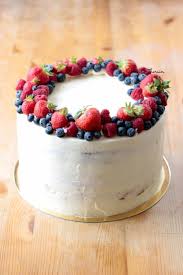 Un Layer Cake Dete Aux Fraises Plutot Leger In 2020 Desserts Desserts With Biscuits Layer Cake