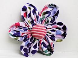 Stoffblumen Kann Man Ganz Leicht Und Ohne Viel Aufwand Selbst Machen Hier Zeigen Wir Dir Wie Du Ganz Kinder Leicht Dein Stoffblumen Blumen Basteln Stoffkunst