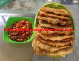 Tempe mendoan makanan kahas indonesia banget yang sekarang menjadi makanan lauk pauk kesaharian tapi temep ini kan sering kita makan bumbu halus untuk tempe mendoan 3 bh bawang poutih kupas kulitnya garam secukupnya 3/4 sdt ketumbar 1 cm kencur yang udah kita kupas kulintya. Cara Membuat Tempe Mendoan Renyah Paling Enak Resep Masakan Indonesia