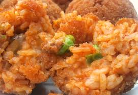 Potete farle della forma e della grandezza che preferite, così come aromatizzarle, se volete, con del cacao, oppure della marmellata. Gli Arancini Di Riso Napoletani Ovvero E Pall E Riso