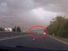 Poarta de intrare în municipiul timişoara, care în urma furtunii de duminică a căzut peste un autoturism şi a ucis un tânăr de 24 de ani, a fost poarta de la intrarea în oraş a fost amenajată de primăria timişoara în vara anului 2015. Video Imagini Cu Momentul In Care Poarta De Intrare In Timisoara Cade Peste Autoturismul Unui Tanar Si Il Ucide Pe Loc In Timpul Furtunii De Duminica Trecuta Au Fost Postate Pe Internet