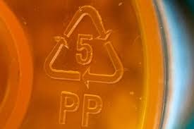 Kalau kita perhatikan dengan seksama, ada beberapa symbol yang tertera didalam botol plastik, dan kebanyakan orang tidak menghiraukan arti dari simbol tersebut. Arti 7 Kode Daur Ulang Pada Kemasan Plastik Kamu Sudah Hafal Belum