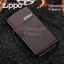 Zippo Cakmak Beyaz Zippo Logo Kaplama Renkler Siyah Mat Logolar Ve Renkler
