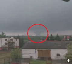 Pod wyszogrodem wystąpiła silna trąba powietrzna. Pogoda Tornado W Wojewodztwie Lodzkim Traba Powietrzna Uderzyla W Woli Buczkowskiej Dobrapogoda24 Pl
