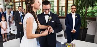 Die wahl der/s richtigen fotografen spielt für eure hochzeit eine wichtige rolle. Wahle Aus 13 Hochzeitsfotografinnen In Schleswig Holstein
