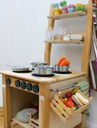 Diy Stuhlkuche Eine Spielkuche Aus Einem Alten Holzstuhl Holzstuhle Stuhle Kuche Diy Spielkuche