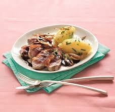 Des pommes duchesse, une salade verte et un bon vin rouge (avec dans une petite casserole, mettre le pinot noir et les échalotes. Recette Magrets De Canard Aux Echalotes Marie Claire