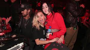 Miley ray cyrus, урождённая де́стини хо́уп са́йрус (англ. Miley Cyrus Hopes People Don T Judge Her Little Sister Noah Abc News