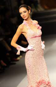 عارضات أزياء يعرضن فساتين جميلة للعلامة الاسبانية لا سبوسا فى مدينة داليان صور