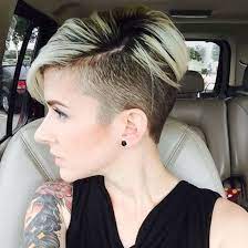 Blonde Und Schwarze Haare Bunte Tattoos Undercut Frisuren Hinterkopf Kleine Schwarze Ohrringe Pixie Frisur Kurzhaarfrisuren Undercut Frau