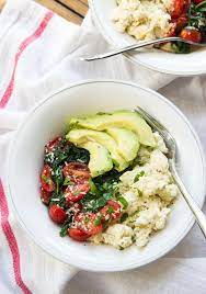 Egg Whites Scramble For Two Light And Fluffy Egg Whites With Spinach Tomatoes And Avocado Health Healthy Egg Breakfast Egg White Recipes Healthy Breakfast