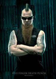 Se trata de una sorpresa ya que no habían comentado nada al respecto. Five Finger Death Punch Bassist Matt Snell Ist Nun Offiziell Draussen Metal De
