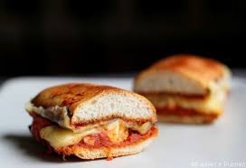 Recette Paninis Aux Tomates Concassees Poulet Et Fromage Recette Recette Gastronomie Recette De Plat
