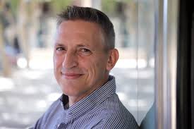 Estás obligado a escuchar un pitido constante en la cabeza»