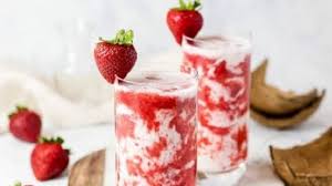 Buah leci dan susu kental manis yang wangi menambah enak es campur ini. Segarnya Berbuka Puasa Dengan Korean Strawberry Milk With Jelly