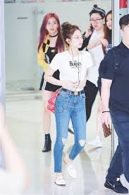Blackpink Jennie White Tee And Ripped Jeans K Pop Wanita