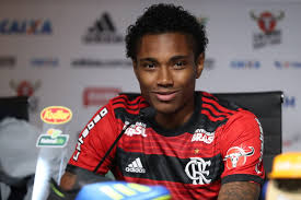 Vitinho (footballer, born may 1993) brazilian forward. Vitinho A Um Passo Da Realizacao Do Sonho No Flamengo Estou Louco Para Jogar Estrear E Botar Isso Para Fora Flamengo Ge