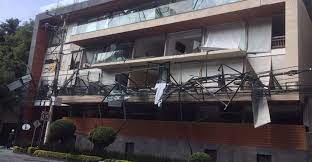 El momento fue captado por cámaras de seguridad y compartido a través de redes sociales, donde se muestra como dos vehículos circulan por la calle higuera esquina con textitlán. V3dm60yyo Oxcm