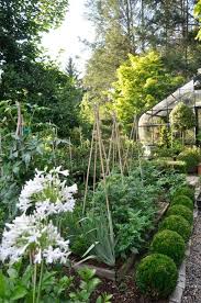 Gartenbeete Vor Dem Gewachshaus Mein Traum Mit Bildern Garten Garten Pflanzen Gartenbeet
