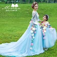 Uno degli abiti da sposa trasformabili più famosi è quello realizzato dalla fashion designer alessandra rinaudo, direttrice creativa di nicole fashion group, per eleonora. Madre Figlia Abiti Da Sposa Bambine Fata Tutu Abiti Lunghi Madre Mamma E Figlia Abito Da Principessa Abiti Per Bambini Mom And Daughter Mother Daughtermother Daughter Dresses Aliexpress