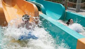 The park includes many of the standard water park features, including a wave pool, lazy river, basketball and activity pool and five whirlpool spas scattered throughout the park. Kalahari Waterparks Dellspackages Com The Vacation Package Leader In Wisconsin Dells
