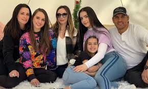 She began her career as a child actress, and rose to prominence from her roles in nanny and the professor, escape to witch mountain, and return from witch mountain. Kyle Richards Shares Rare Photo With All Four Of Her Daughters As Well As Husband Mauricio Daily Mail Online