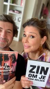 WANNEER EEN BOEK IEMAND TERUGBRENGT NAAR HET LEVEN, Tien jaar geleden kreeg  ik een bericht van een Vlaamse singer-songwriter die ik toen, als domme  Nederlander, 🫣 nog niet kende: @t_o_m_h_e_l_s_e_n , ...