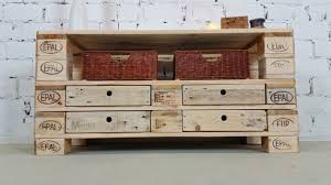 Rustikaler Geht Es Kaum Dieses Tolle Lowboard Wurde Aus Alten Und Gebrauchten Europalet Mobel Aus Paletten Sideboard Selber Bauen Diy Palettenmobel