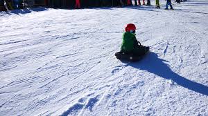 Beim kauf müsst ihr auf einige dinge achten, weil nicht jeder schlitten für kinder geeignet ist. Kinder Outdoor Rodeln Kinderoutdoor Outdoor Erlebnisse Mit Der Ganzen Familie