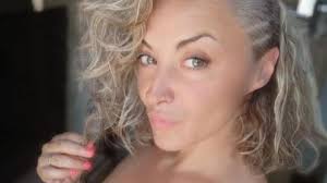 Il primo singolo di Dora Lee «Racconto l'amore che fa male»