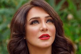 الفنانة سلاف فواخرجي نشرت فيديوهات للحفل الصغير الذي يبدو أنه أقيم بمنزلها وسط عائلتها وأصدقائها، ورقصت سلاف فواخرجي على أغنية انزل يا جميل في الساحةالتي قام. Ø³Ù„Ø§Ù ÙÙˆØ§Ø®Ø±Ø¬ÙŠ Ø§Ù„Ù‡ÙŠØ¨Ø© Ù„Ø§ ÙŠØ´Ø¨Ù‡Ù†ÙŠ
