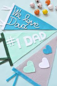 La figura de parte forma un papel clave en la vida de cada persona y por lo tanto es vital potenciar la relación entre los pequeños y sus papás desde el primer momento…</p. 1001 Ideas De Regalos Para El Dia Del Padre Hechos A Mano