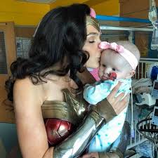Gal Gadot Makes Surprise Visit To Children S Hospital In Full Wonder Woman Costume Gma